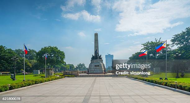 the rizal monument in rizal park - philippines national flag fotografías e imágenes de stock