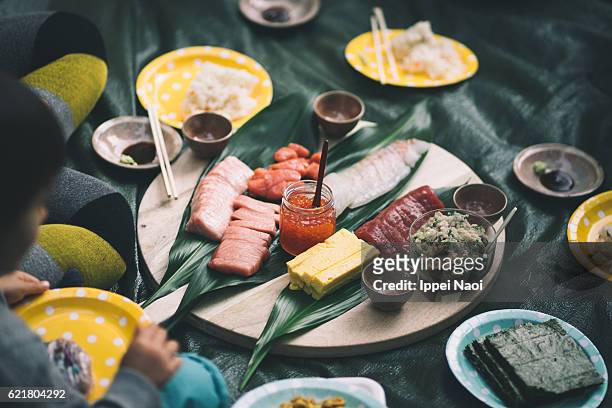 temaki sushi handroll picnic with fatty bluefin tuna - toro animal stockfoto's en -beelden
