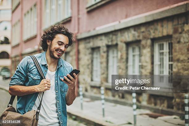 homem com smartphone na rua - mid adult - fotografias e filmes do acervo