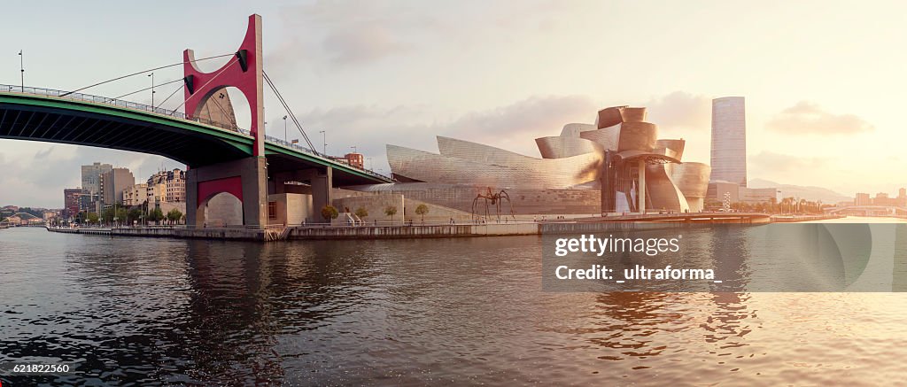 Guggenheim Museum Bilbao und Iberdrola Tower bei Sonnenuntergang