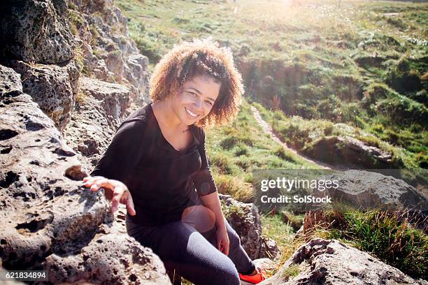 female resting on a rock - bouldering stock pictures, royalty-free photos & images