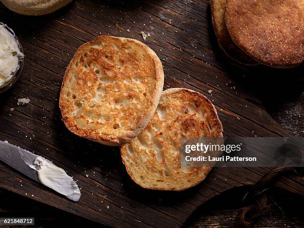 einem getoastetem englischen muffin mit butter - weizenvollkorn stock-fotos und bilder