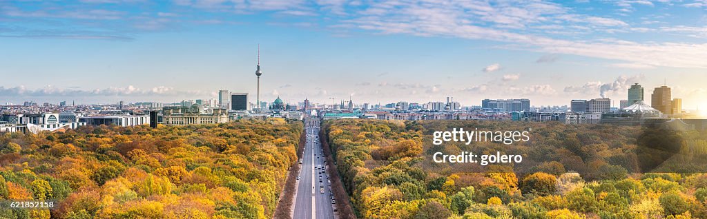 Breite Berliner Skyline über herbstlich gefärbten Tiergarten