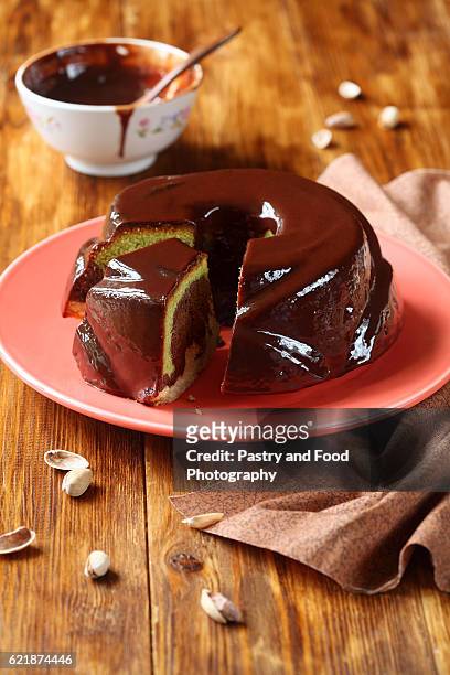 marble pistachio, chocolate and vanilla cake - marmorkuchen stock-fotos und bilder