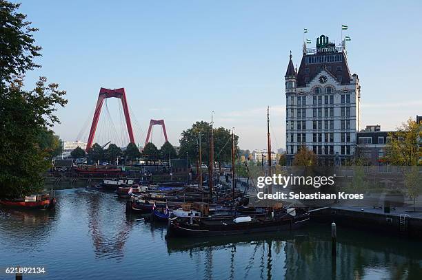 old and new rotterdam, bridge, boats, harbour, the netherlands - rio nieuwe maas - fotografias e filmes do acervo