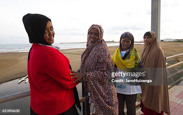 pozzallo, sicily: just-arrived somali female migrants on beach - trafficking stockfoto's en -beelden