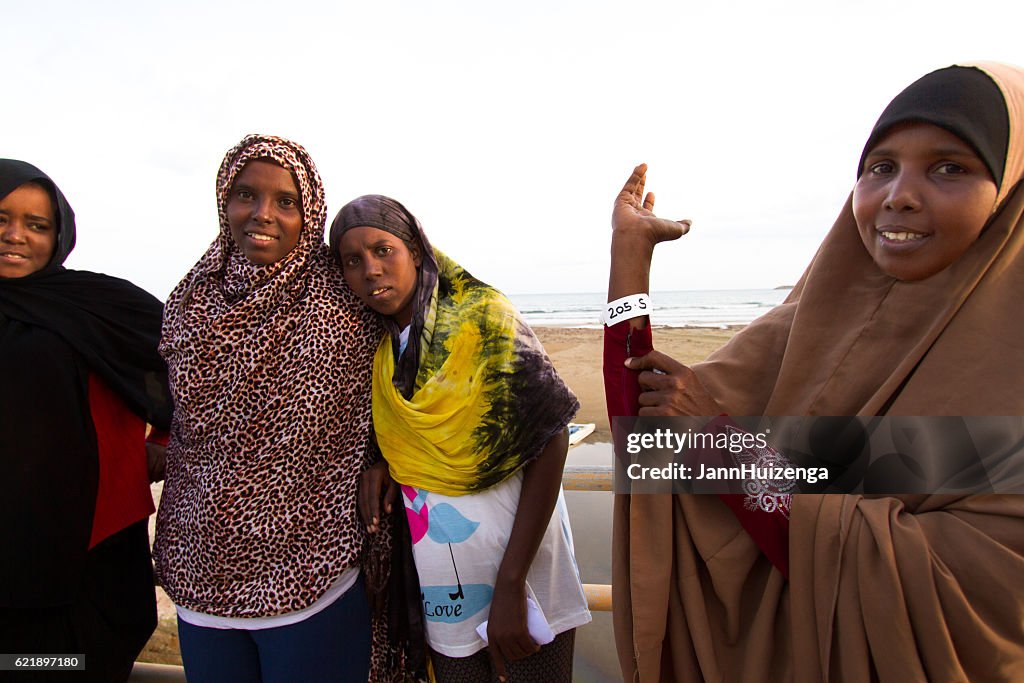 Pozzallo, Sicilia: Migrante somalí recién llegada muestra su pulsera de identificación
