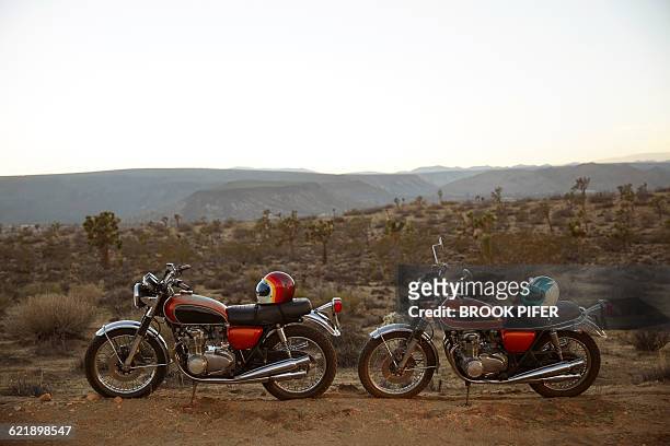 two motorcycles parked in empty desert landscape - brook steppe photos et images de collection