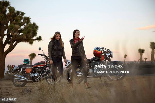 two young women on an adventure with motorcycles - brook steppe photos et images de collection