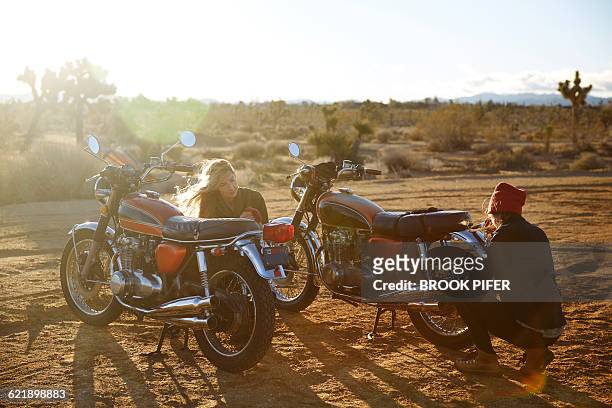 two young women working on motorcycles - brook steppe photos et images de collection
