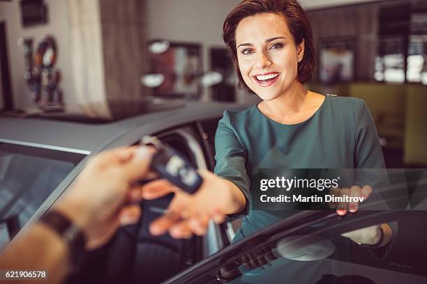 woman buying a new car - buying a car 個照片及圖片檔