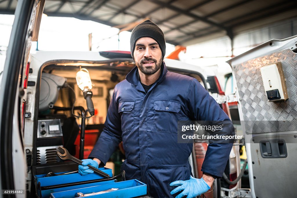 Técnico mecánico en un garaje