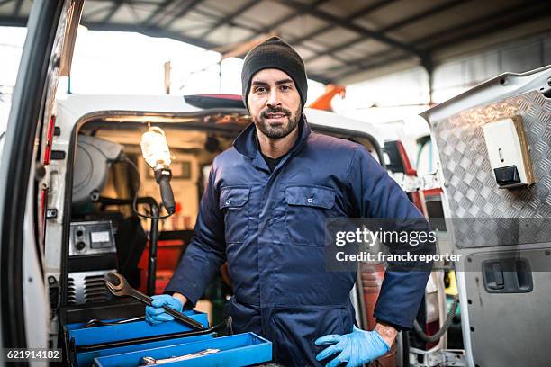 mechanic technician on a garage - plumber stockfoto's en -beelden