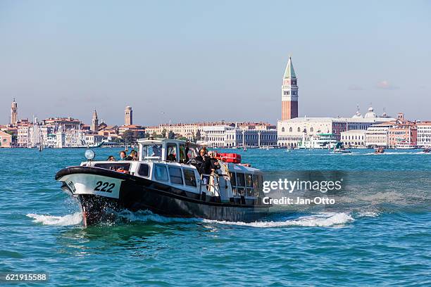 doge`s palace with water taxis in venice - doge's palace venice stock pictures, royalty-free photos & images