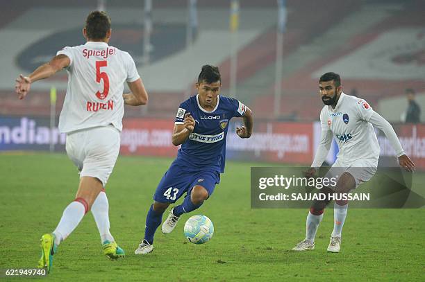 Delhi Dynamos FC defender Ruben Gonzalez Rocha and forward Kean Francis Lewis vie for the ball with Chennaiyin FC defender Jerry Lalrinzuala during...