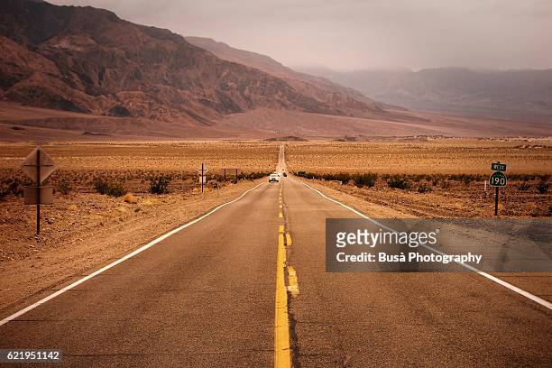 on the road on state route 190 (sr 190), a state highway in california, usa - deserto de mojave - fotografias e filmes do acervo