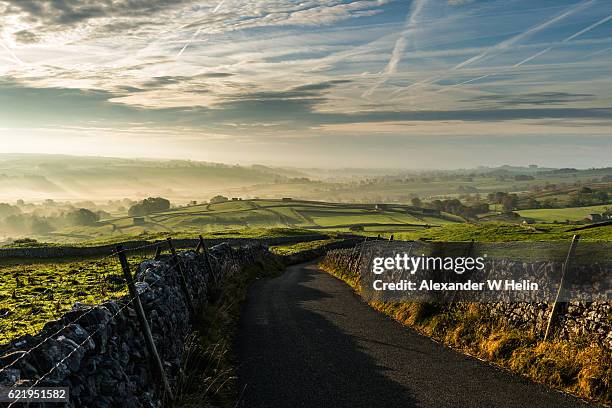 english countryside - yorkshire dales nationalpark stock-fotos und bilder