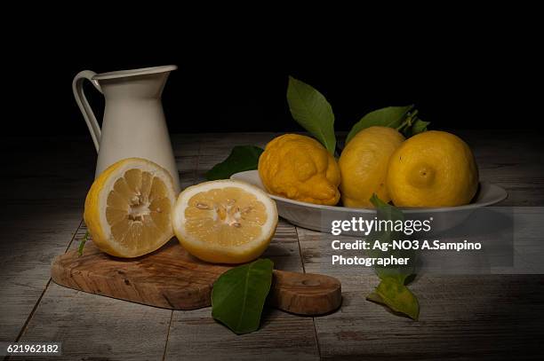 sorrento's lemons - tavolo stockfoto's en -beelden