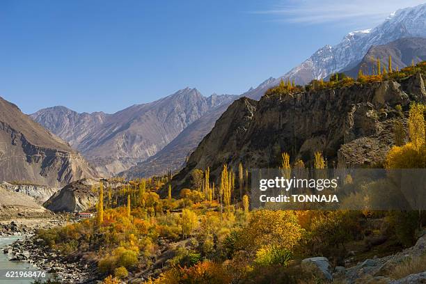 the landscape of karakoram highway from hunza valley, pakistan - hunza valley stock-fotos und bilder