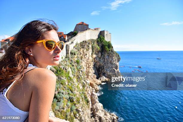 mujer joven turista dubrovnik, pared, azoteas, casco antiguo en el fondo - croatia girls fotografías e imágenes de stock