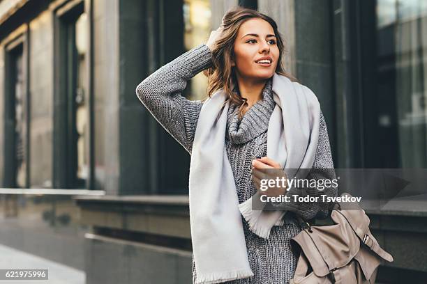 hermosa mujer en la ciudad - vestido gris fotografías e imágenes de stock