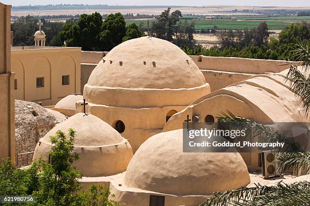 ägypten: kloster des heiligen bishoy - coptic christians stock-fotos und bilder