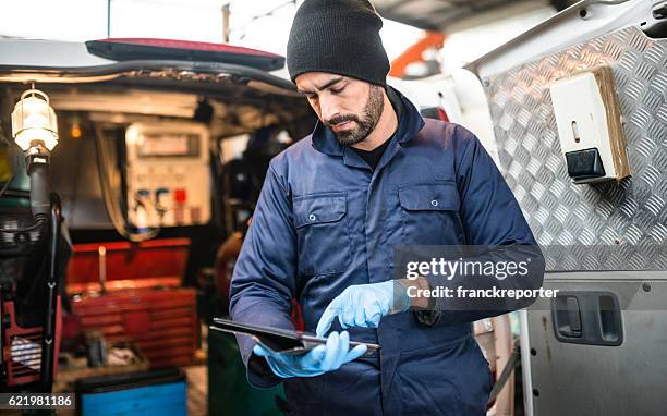 mechanik in einer garage-techniker - mechanic tablet stock-fotos und bilder