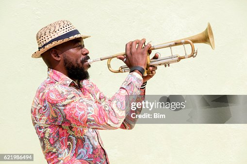 Músico tocando Trompete Cuba, Havana, Cuba Músico tocando Trompete Cuba, Havana, Cuba