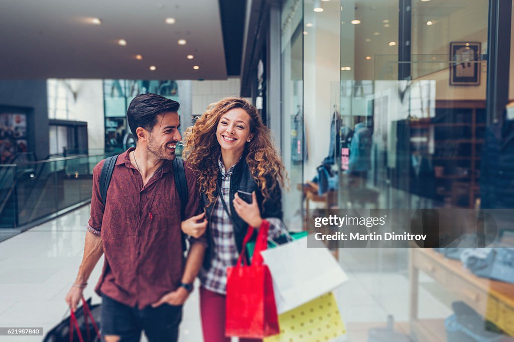 Junges Paar beim Einkaufen in der Mall