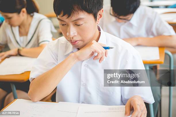 chinês alunos a escrever física exame, hong kong escola, ásia - china exam imagens e fotografias de stock