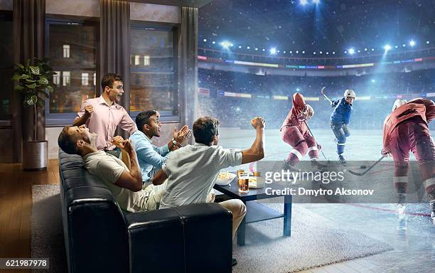 schüler beobachten sehr realistisches eishockeyspiel zu hause - ice hockey player stock-fotos und bilder