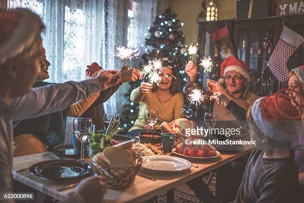 長年一緒にクリスマスを祝う家族 - christmas table turkey ストックフォトと画像