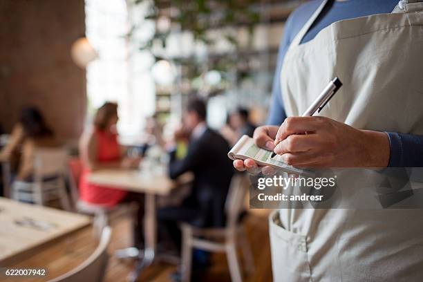 mujer que trabaja en un restaurante - camarera fotografías e imágenes de stock