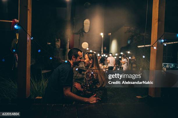 celebrating our love - romantische activiteit stockfoto's en -beelden
