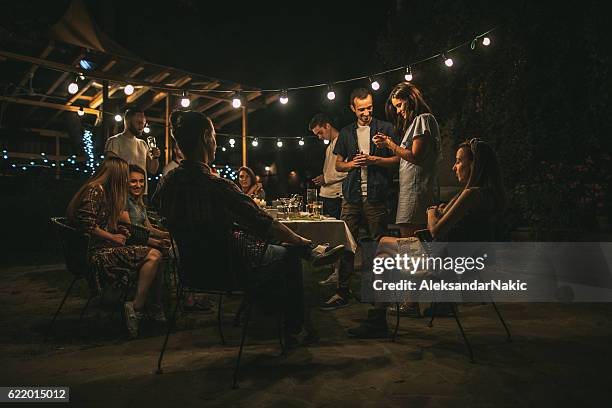 gli amici si sono riuniti a cena - candle sets foto e immagini stock