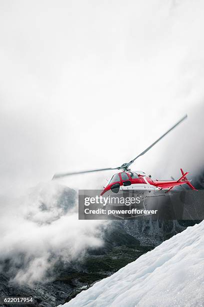 aterrizaje de helicópteros en el glaciar franz josef, alpes del sur, nueva zelanda - franz josef glacier fotografías e imágenes de stock