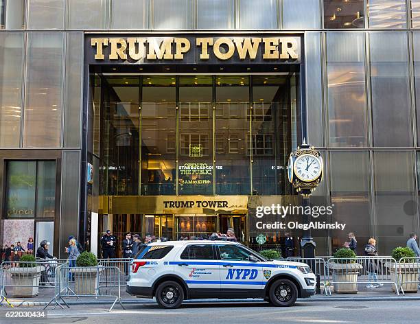 trump tower sorvegliata dalla polizia di new york, 5th avenue, manhattan, ny. - trump tower foto e immagini stock