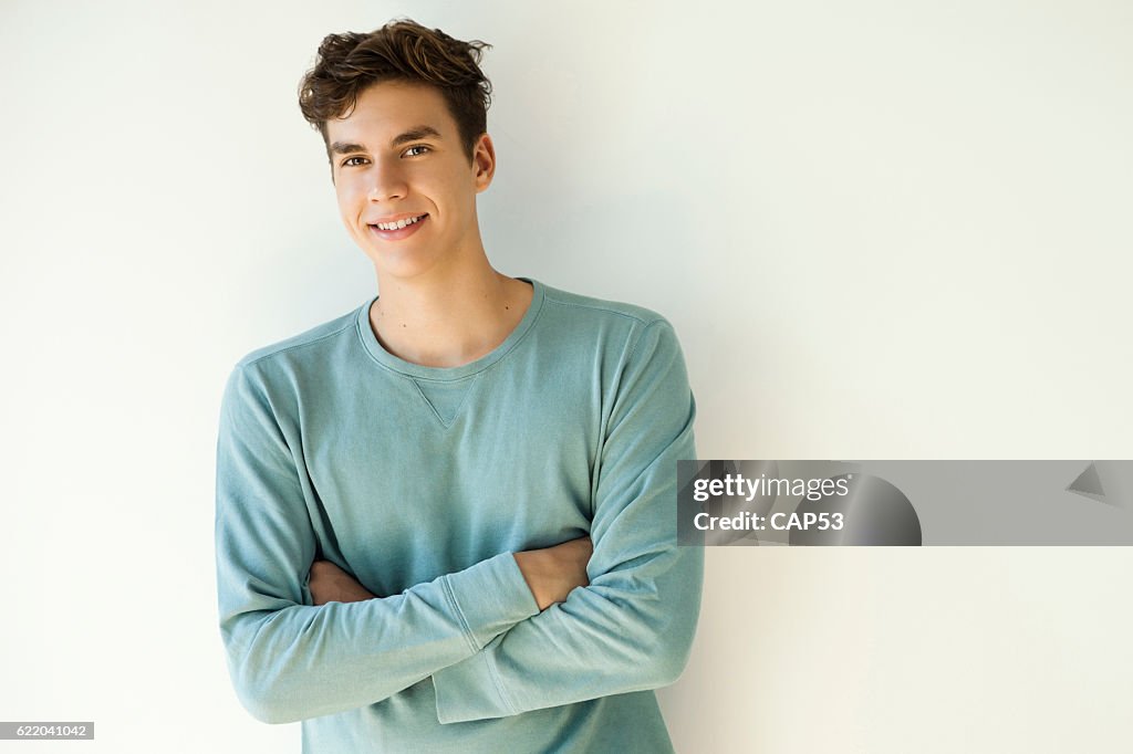 Portrait d'un jeune homme souriant