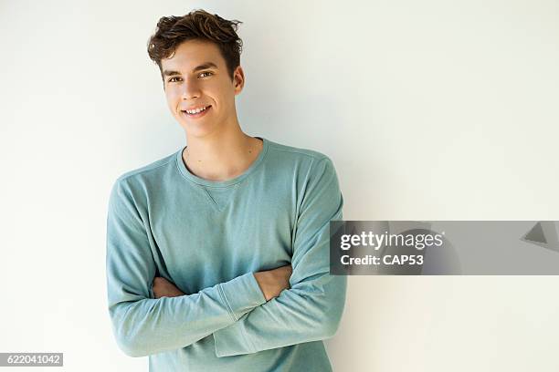 portrait of a young man smiling - jonge mannen stockfoto's en -beelden