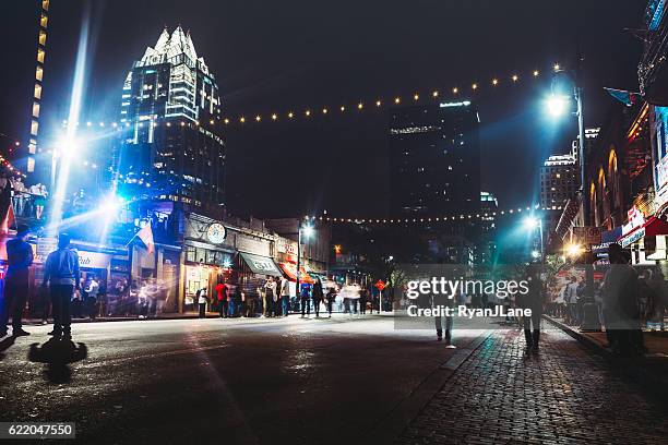 downtown austin at night on sixth ave - austin texas stockfoto's en -beelden