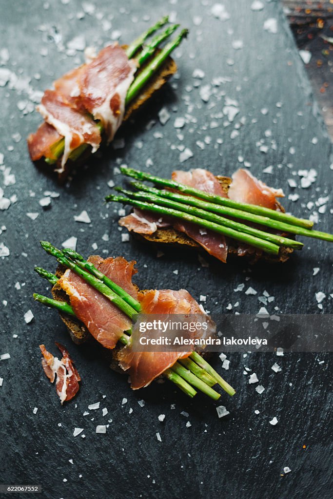 Grilled asparagus and ham tapas
