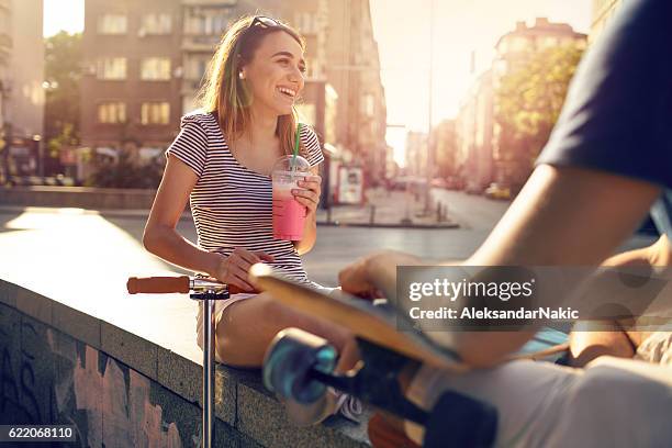 vie d’adolescent - drinking straw photos et images de collection