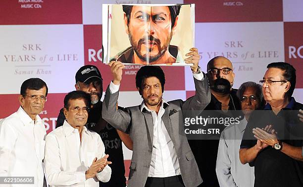 Indian Bollywood actor Shah Rukh Khan poses with directors Abbas , Mastan , Anubhav Sinha , Kundan Shah and Pravin Nischal during the launch of 'SRK...