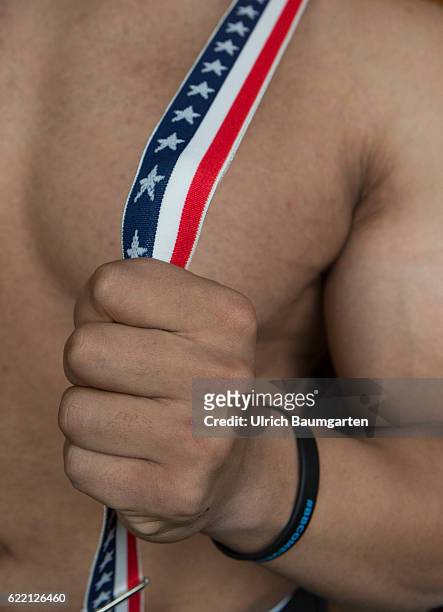 Starker Mann Amerika - der muskulöse Oberkörper eines Mannes mit Stars and stripes Hosenträger.