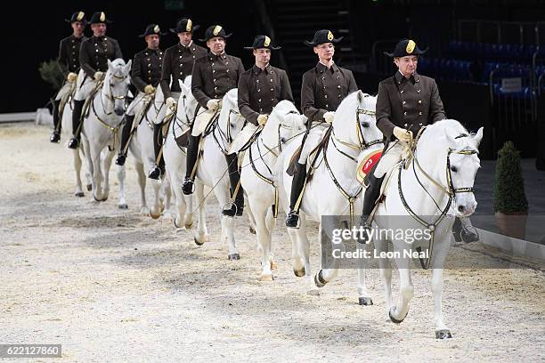 Spanish Riders Crewel Spanish Riding School Of Vienna Photos and Premium High Res Pictures ...