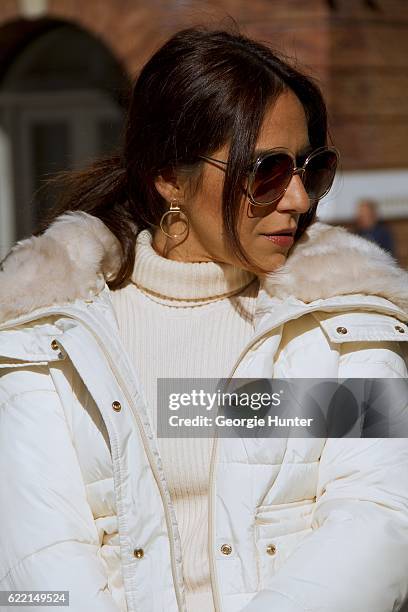 Ana Sousa wearing Ecru white ribbed knit sweater with polo neck and long sleeves with slit from Zara, white short anorak jacket with poppers,...