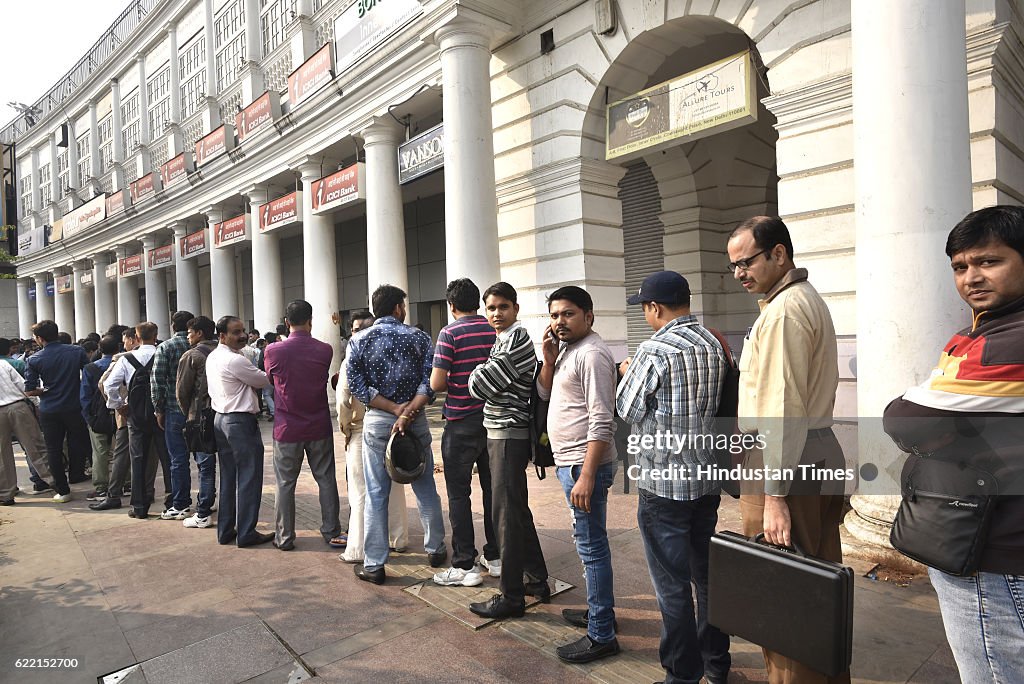 Long queue in front of the ICICI Bank in Connaught Place for new ...