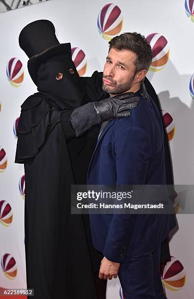 Jochen Schropp poses with Jack the Ripper during the 'Jack the Ripper - Eine Frau jagt einen Moerder' Premiere at Gloria Palast on November 10, 2016...