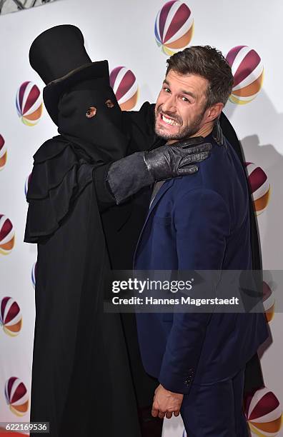 Jochen Schropp poses with Jack the Ripper during the 'Jack the Ripper - Eine Frau jagt einen Moerder' Premiere at Gloria Palast on November 10, 2016...