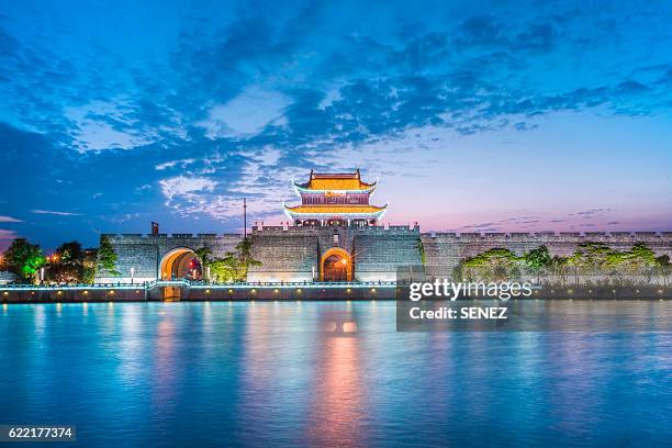 suzhou ancient city gate，chinese ancient architecture - suzhou china fotografías e imágenes de stock